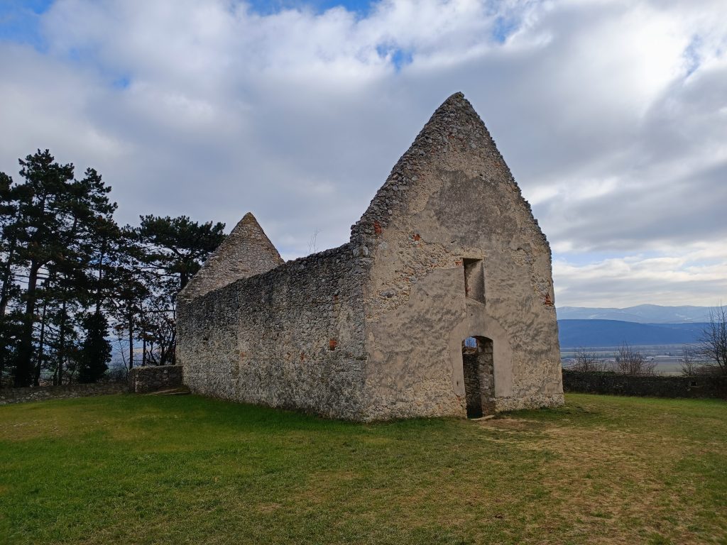 Haluzice, kostol, tip na výlet, Slovensko