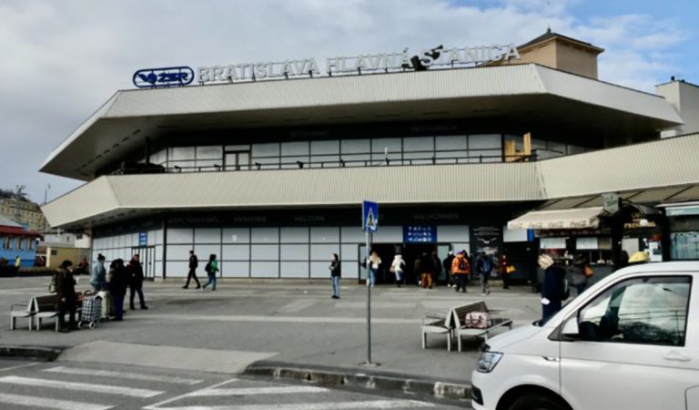 Pri čakaní na vlak sa budeš môcť vyspovedať. Železnice Slovenskej republiky prinášajú novinku