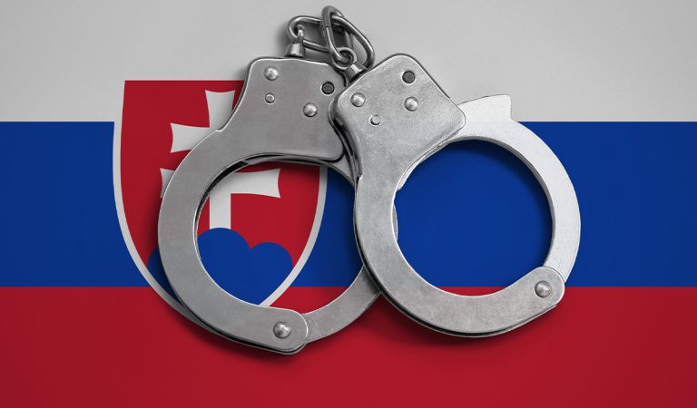 Slovensko, vlajka, putá, krimi, upálená žena, list na rozlúčku