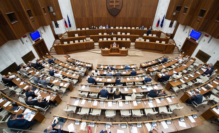 Koľko zarábajú slovenskí poslanci? Ich platy sa pohybujú v tisícoch