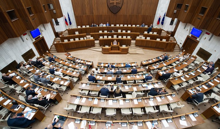 Koľko zarábajú slovenskí poslanci? Ich platy sa pohybujú v tisícoch