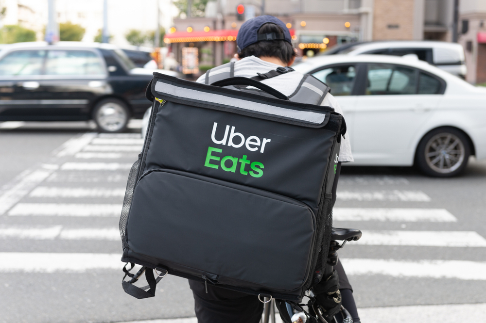 UberEats, donáška jedla, kuriér na bicykli