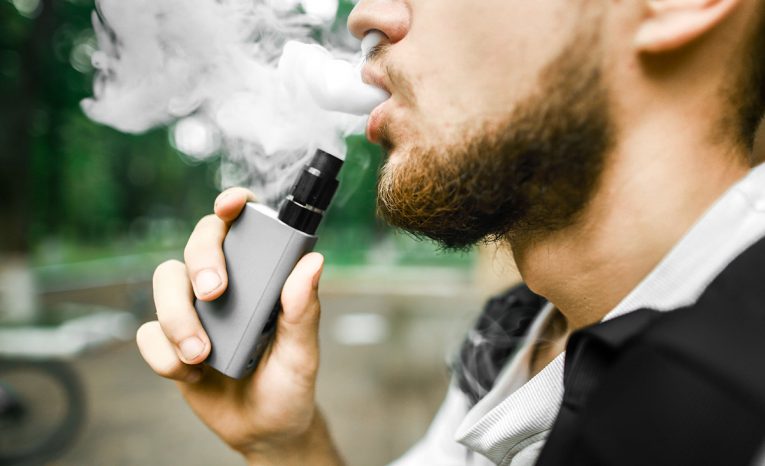 Milión Angličanov dostane zdarma sadu elektronických cigariet. Takýto je dôvod
