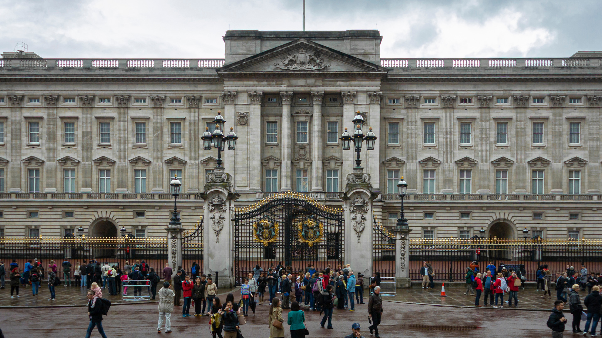 Niektorí zamestnanci ho ani neopúšťajú. Ako vyzerá život v Buckinghamskom paláci?