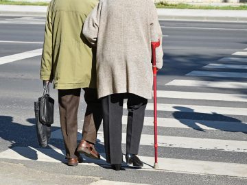 Seniori sa najskôr pohádali pri syroch, pri pečive už lietali facky. V potravinách išlo o "konflikt roka"