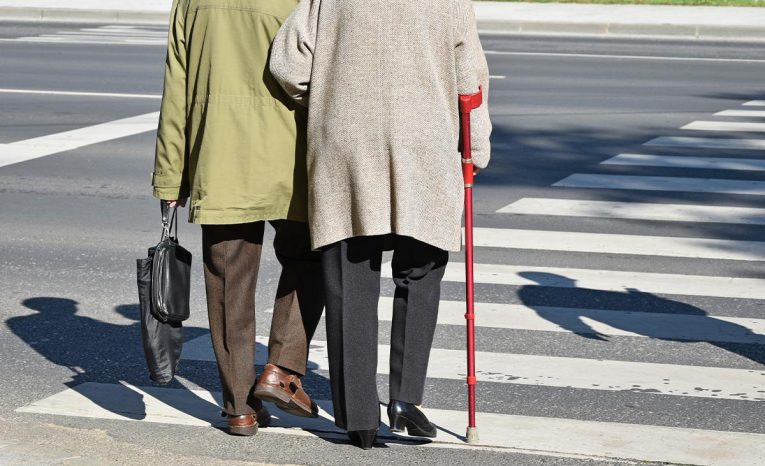 Seniori sa najskôr pohádali pri syroch, pri pečive už lietali facky. V potravinách išlo o "konflikt roka"