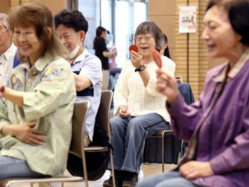 Japonci chodia na kurzy, kde sa učia znovu usmievať a nevyzerať trápne