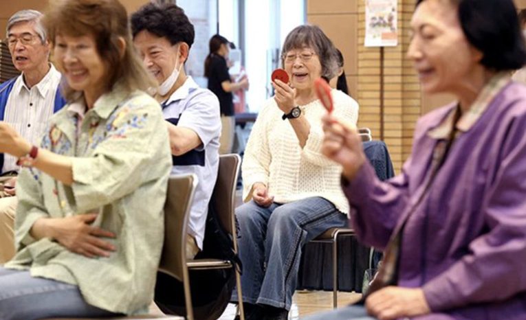 Japonci chodia na kurzy, kde sa učia znovu usmievať a nevyzerať trápne