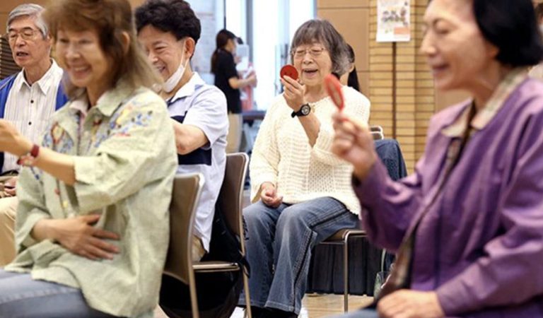 Japonci chodia na kurzy, kde sa učia znovu usmievať a nevyzerať trápne