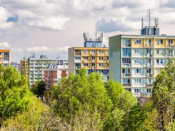 Tisíce Slovákov môžu prísť o svoje domovy. Panelákom končí životnosť, budú ich búrať?