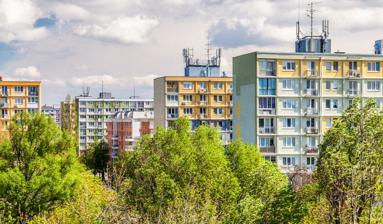 Tisíce Slovákov môžu prísť o svoje domovy. Panelákom končí životnosť, budú ich búrať?