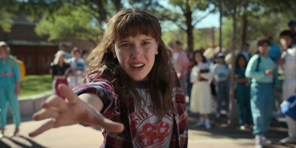 Kvôli štrajku scenáristov možno posledná séria Stranger Things dorazí neskôr. Nakrúcanie bolo pozastavené