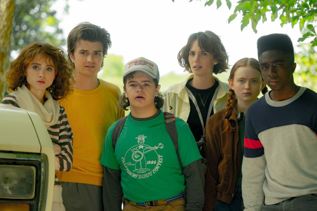 Kvôli štrajku scenáristov možno posledná séria Stranger Things dorazí neskôr. Nakrúcanie bolo pozastavené