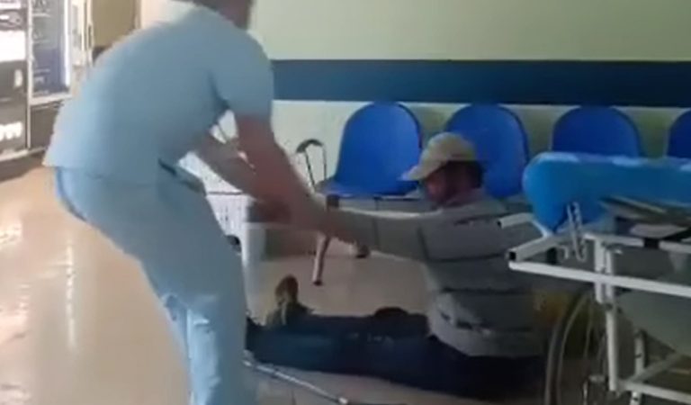 Slovákov šokovalo video z Košíc. Zdravotník vyhodil bezdomovca z nemocnice, ťahal ho za ruky