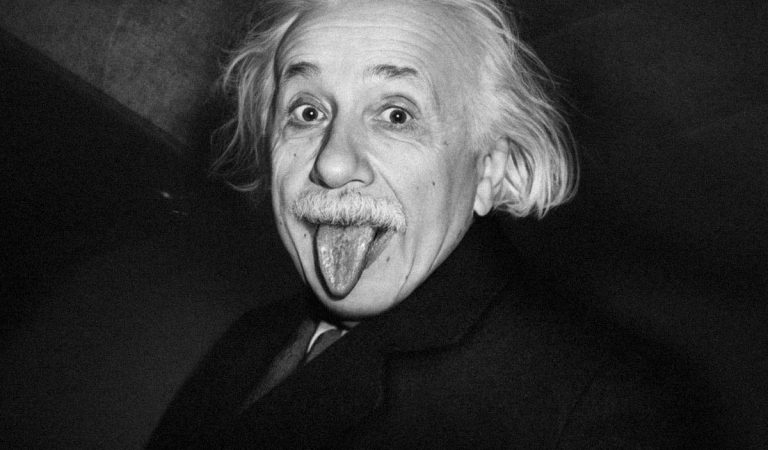 Einstein s vyplazeným jazykom? 10 známych historických fotografií, za ktorými stoja zaujímavé príbehy