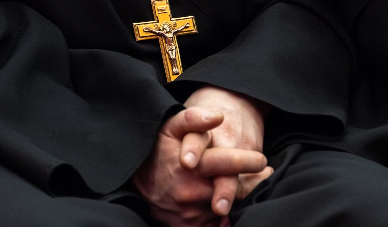 Francúzski kňazi musia nosiť QR kód, ktorý informuje, či nie sú sexuálnymi delikventmi