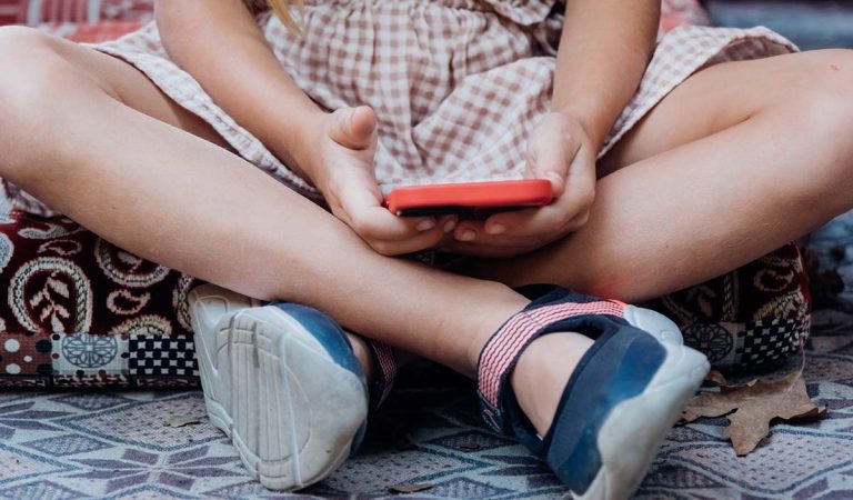 Dievčaťu sa bez vedomia rodičov podarilo minúť všetky rodinné úspory na mobilné hry