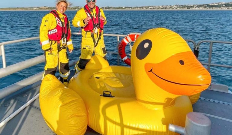 Traja muži vyplávali na more na obrovskej nafukovacej kačke, zachraňoval ich paddleboardista