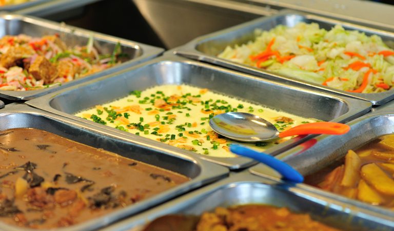 Študent našiel v jedle hlavu potkana. Školská jedáleň tvrdila, že patrí kačici