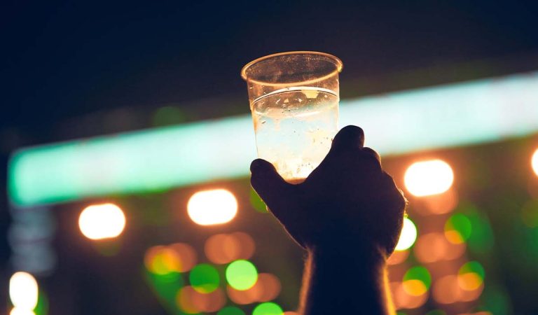 Pivo a nealko stoja na Rammsteine astronomické sumy. Ľudia radšej jedia rezne a popíjajú pri autách