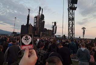 Slováci si v Trenčíne zase urobili veľkú hanbu. Rammstein bol výborný, toto však nikto nečakal