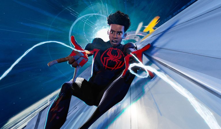 Spider-Man: Cez paralelné svety je masívnym hitom. V hodnotení prekonal aj Temného rytiera