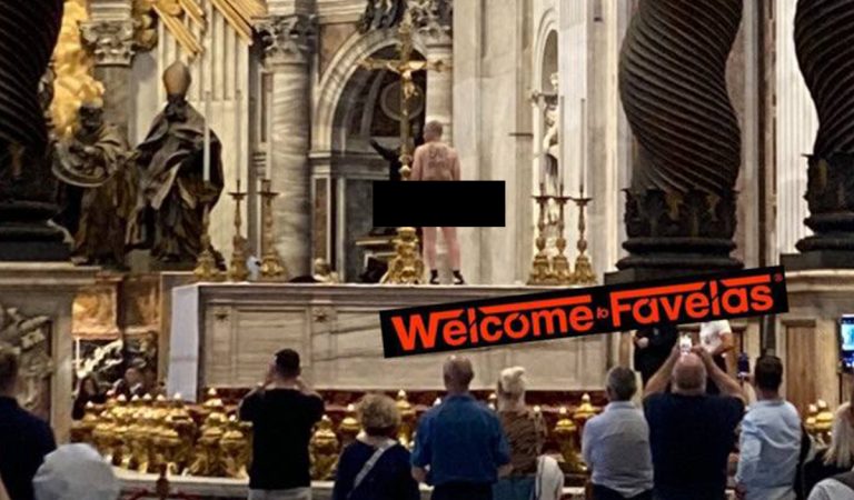 Nahý muž vyskočil na oltár v Bazilike sv. Petra a protestoval proti vojne