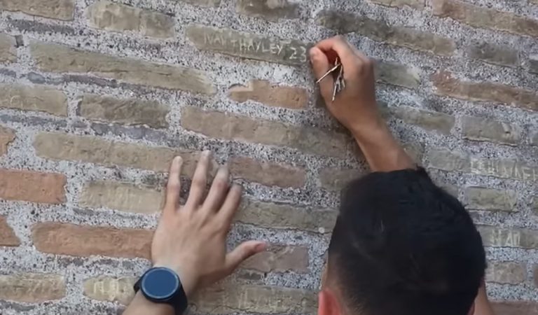 Takáto hlúposť sa len tak nevidí. Mladík vyryl do rímskeho Kolosea "zaľúbený odkaz", teraz mu hrozí väzenie