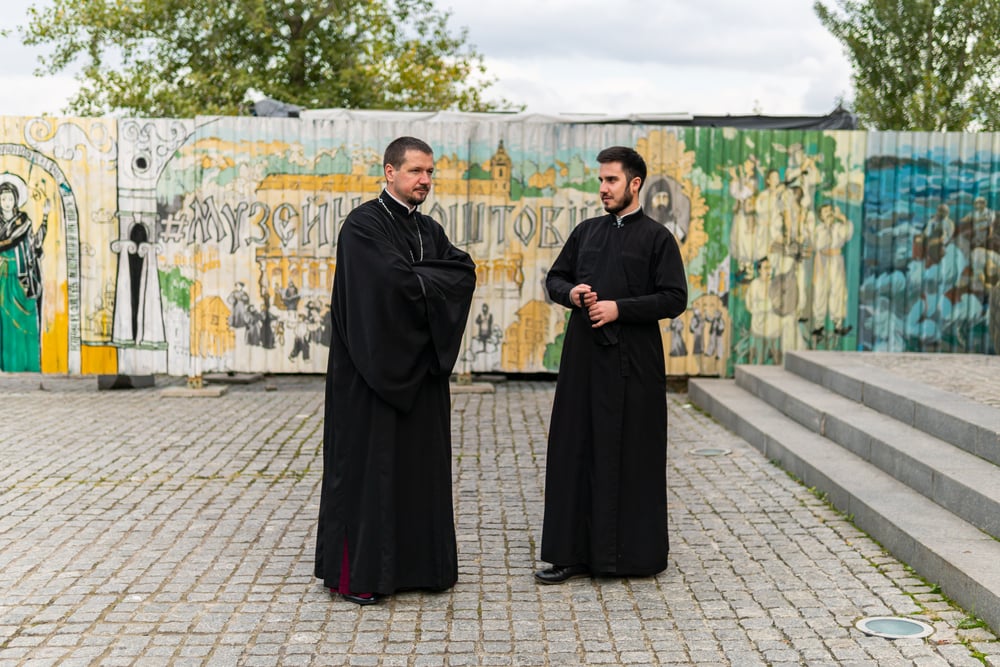 Reštaurácia najala falošného kňaza, aby spovedal zamestnancov. Mal odhaliť, či kradnú