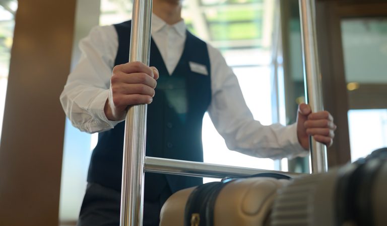 Zamestnanci luxusných hotelov sa podelili o mrazivé a šialené pracovné tajomstvá
