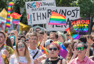 Na jednu z najkrajších budov v Bratislave vyvesili dúhovú vlajku. Môže za to aj tento slovenský politik