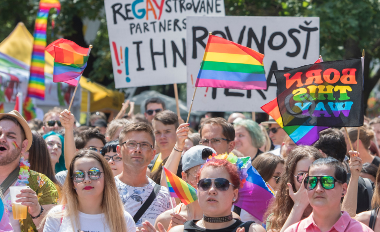 Na jednu z najkrajších budov v Bratislave vyvesili dúhovú vlajku. Môže za to aj tento slovenský politik