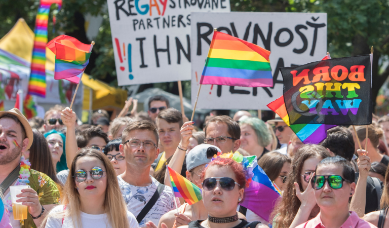 Na jednu z najkrajších budov v Bratislave vyvesili dúhovú vlajku. Môže za to aj tento slovenský politik