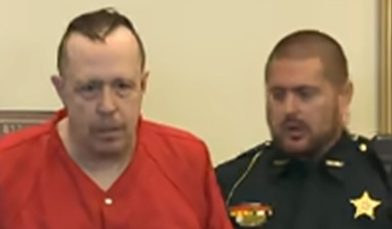 Muž dostal za dvojnásobnú vraždu trest smrti. Po verdikte udrel svojho advokáta lakťom do tváre