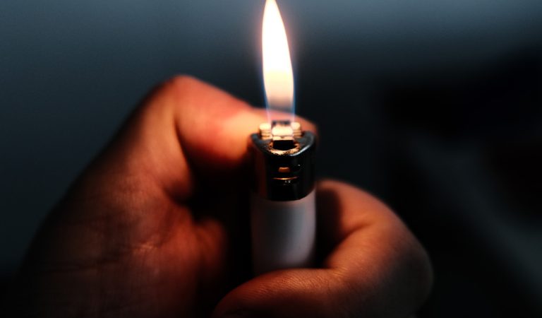 Ohavný prípad na východe Slovenska. V Rožňave sa muž pokúsil podpáliť svoju bývalú partnerku, polícia ho už obvinila