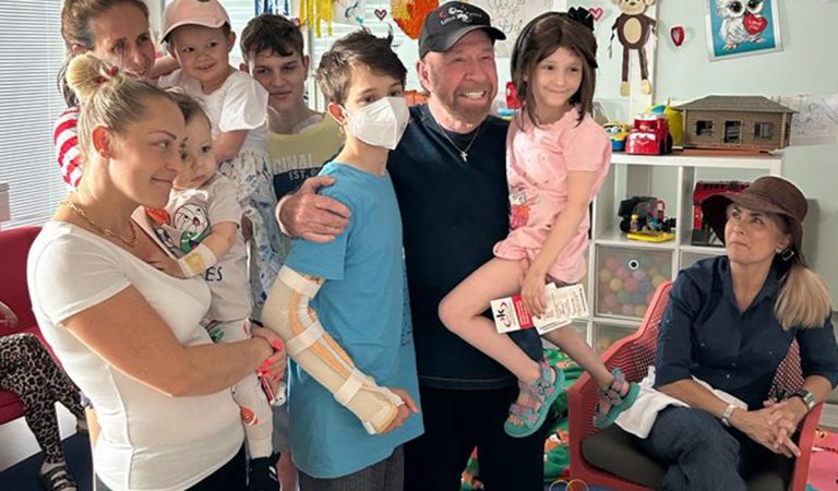 Chuck Norris, Slovensko, Svetielko nádeje, nemocnica, pomoc deťom, Banská Bystrica