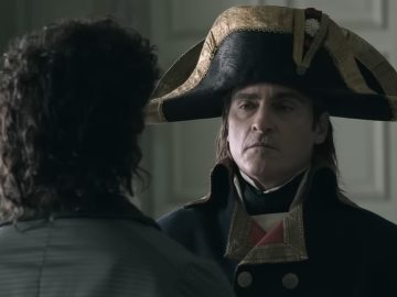 Joaquin Phoenix sa predstavuje ako cisár Napoleon v prvom traileri lákavého historického veľkofilmu