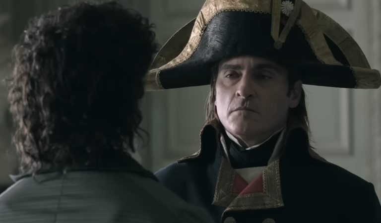 Joaquin Phoenix sa predstavuje ako cisár Napoleon v prvom traileri lákavého historického veľkofilmu
