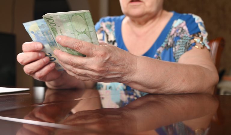 Haló, na linke je Boh. Žena podvodníkovi na boží účet poslala 300 000 eur