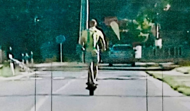 Policajti neverili vlastným očiam. Slovák sa rútil na kolobežke cez Liptovský Mikuláš rýchlejšie ako auto
