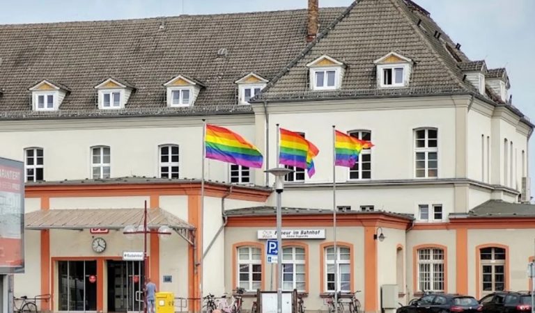 Na vlakovej stanici ukradli dúhovú vlajku a nahradili ju nacistickou