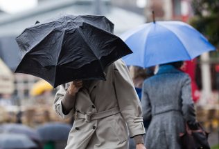 Vo štvrtok Slovensko zasiahnu búrky, silný vietor a krúpy. Najviac ohrozené sú tieto oblasti