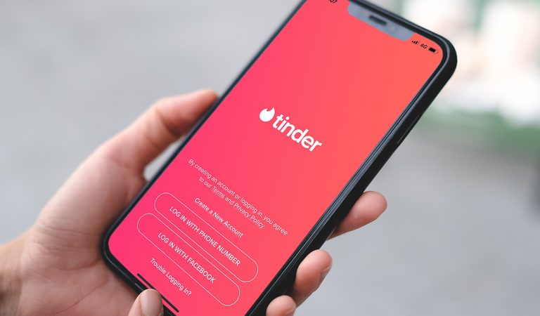 Štúdia hovorí, že 2/3 používateľov Tinderu vzťah nehľadajú. Jeden už totiž majú
