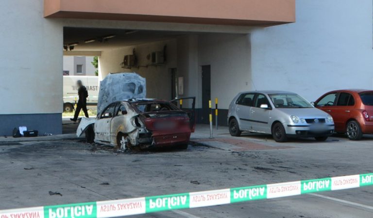 Ako v krvavých 90. rokoch. V Bratislave dal niekto pod auto bombu, čo spôsobil výbuch?