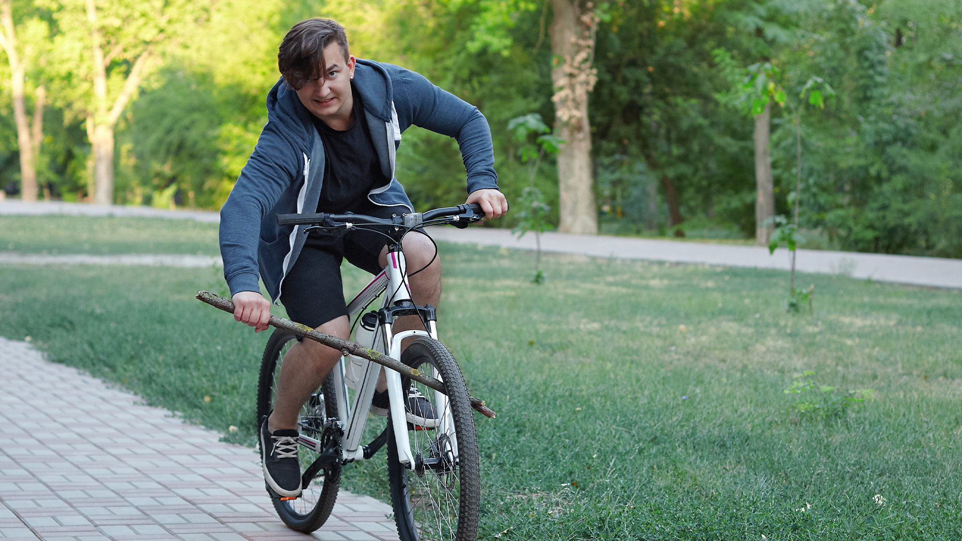 Ľudia prezradili, čo najhlúpejšie kedy spravili, lebo chceli byť 