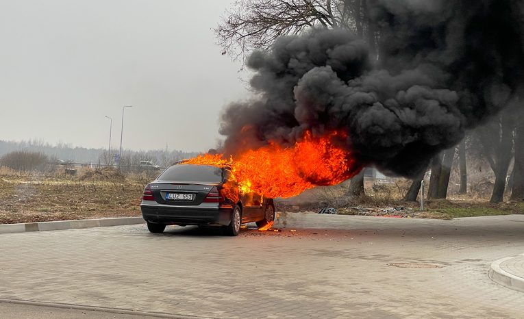 Nemcovi na diaľnici vzbĺklo auto. Horiace vozidlo uhasil pivom