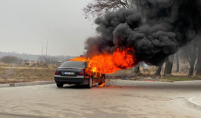 Nemcovi na diaľnici vzbĺklo auto. Horiace vozidlo uhasil pivom
