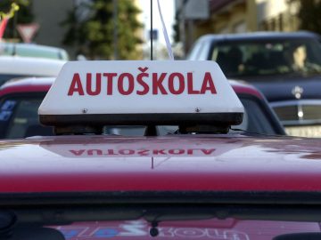 Zvládol by si autoškolu aj v roku 2023? Slováci plačú nad novými testami, polícia si ich pochvaľuje