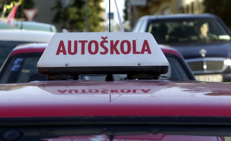 Zvládol by si autoškolu aj v roku 2023? Slováci plačú nad novými testami, polícia si ich pochvaľuje