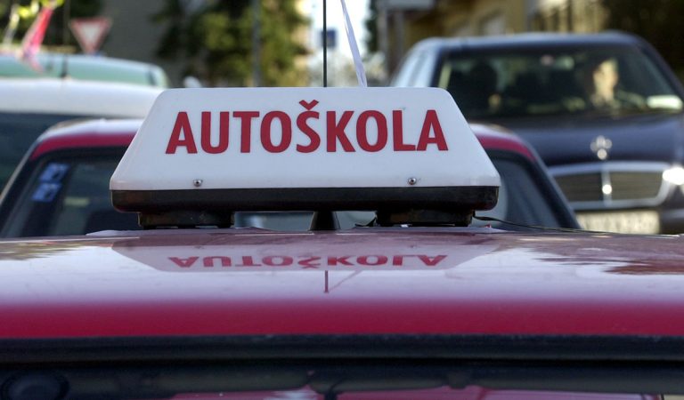 Zvládol by si autoškolu aj v roku 2023? Slováci plačú nad novými testami, polícia si ich pochvaľuje